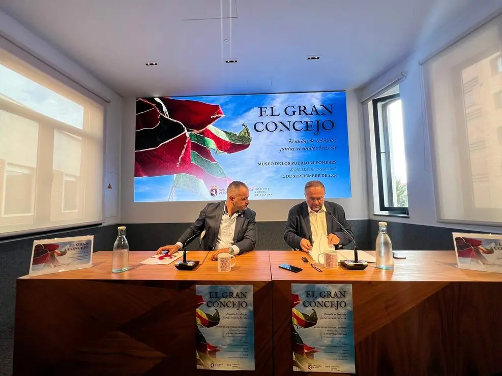 El presidente de la Diputaci&oacute;n de Le&oacute;n, Gerardo &Aacute;lvarez Courel y el diputado de Cultura, Arte y Patrimonio, Emilio Mart&iacute;nez presentan el evento 'El Gran Concejo'