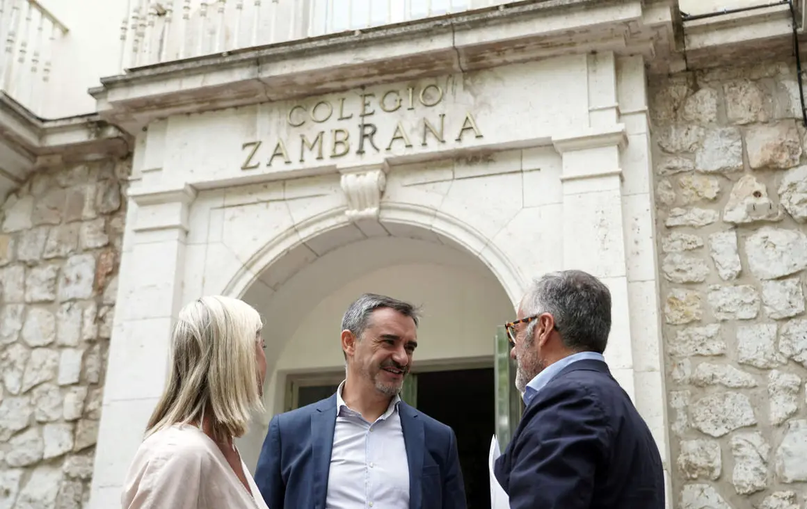 El vicepresidente primero de la Junta y consejero de Desregulaci&oacute;n, Familia y Ayudas Sociales, Carlos Poll&aacute;n, visita el centro de menores Zambrana.
