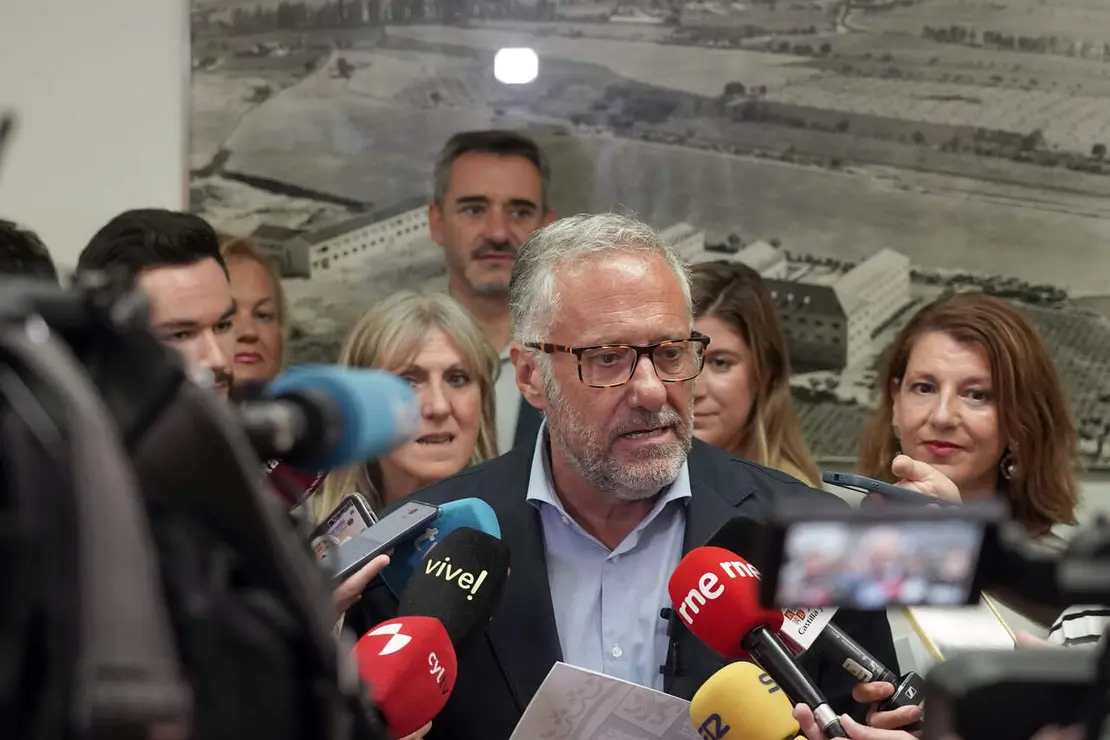 El vicepresidente primero de la Junta y consejero de Desregulaci&oacute;n, Familia y Ayudas Sociales, Carlos Poll&aacute;n, visita el centro de menores Zambrana.