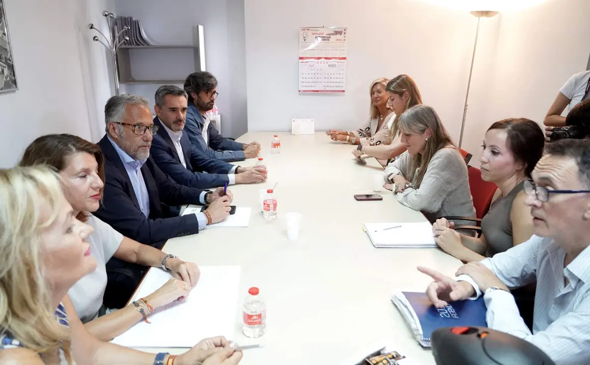 El vicepresidente primero de la Junta y consejero de Desregulaci&oacute;n, Familia y Ayudas Sociales, Carlos Poll&aacute;n, visita el centro de menores Zambrana.