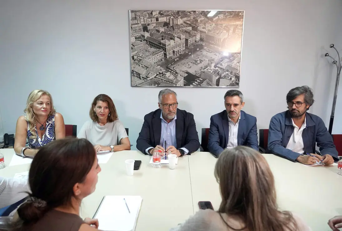 El vicepresidente primero de la Junta y consejero de Desregulaci&oacute;n, Familia y Ayudas Sociales, Carlos Poll&aacute;n, visita el centro de menores Zambrana.