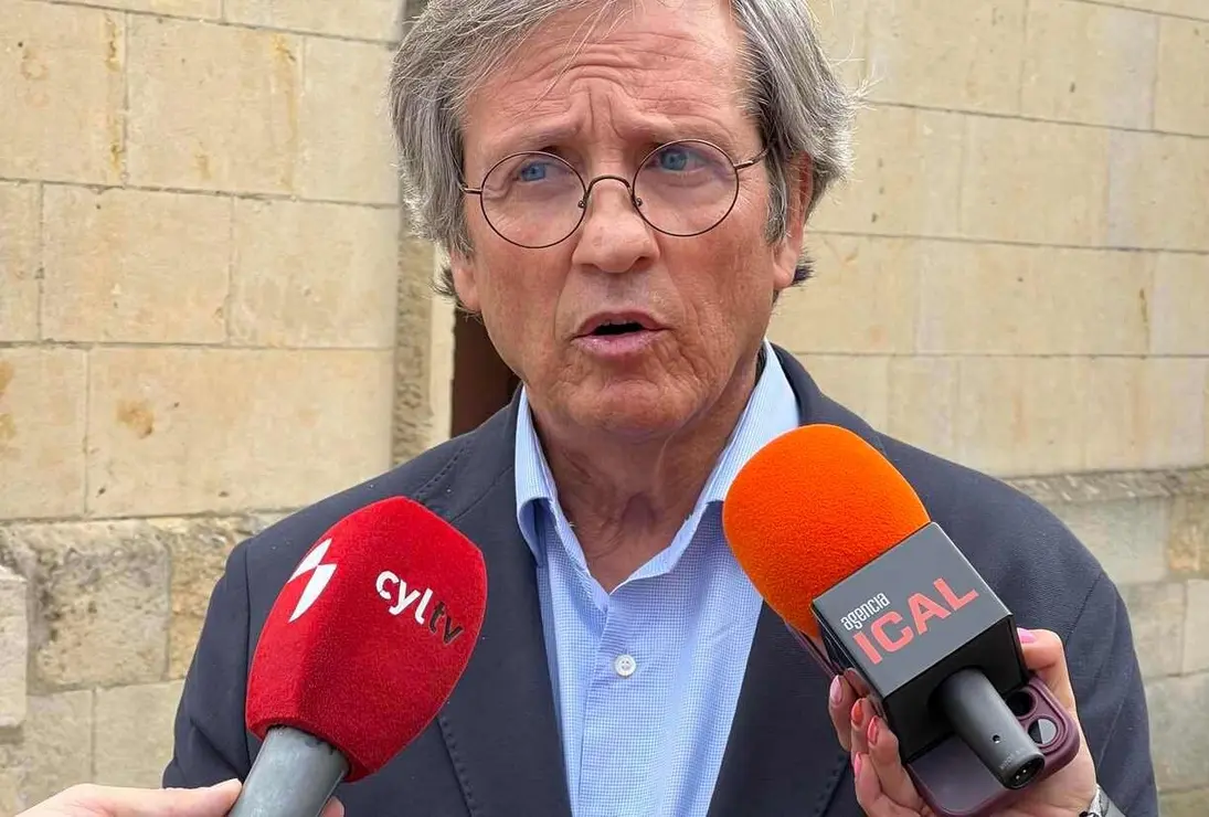 El director general de Patrimonio Cultural, Jos&eacute; Ram&oacute;n Sola, visita la iglesia del Mercado en Le&oacute;n
