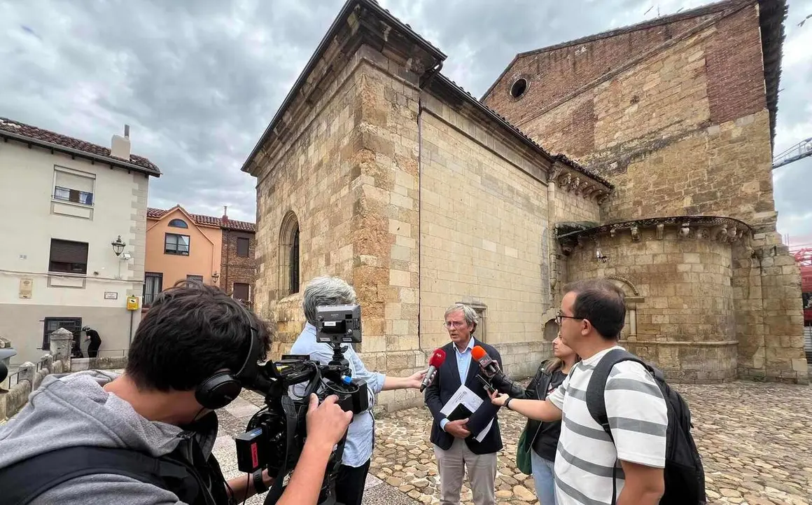 El director general de Patrimonio Cultural, Jos&eacute; Ram&oacute;n Sola, visita la iglesia del Mercado en Le&oacute;n