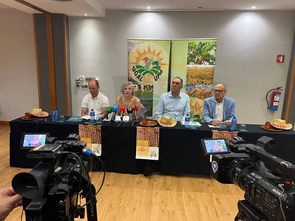 Presentaci&oacute;n de la Fiesta Campesina que organiza la Uni&oacute;n de Ganaderos y Agricultores de Le&oacute;n, UGAL, con la asistencia de la secretaria general, Sonia Castro, y el alcalde de Santa Marina del Rey, Francisco Javier &Aacute;lvarez