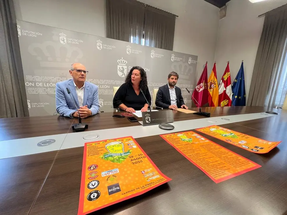 La diputada de Desarrollo Rural, Irene Gonz&aacute;lez, el diputado de Derechos Sociales y Territorio Sostenible, Francisco Javier &Aacute;lvarez, y el alcalde de Carrizo de la Ribera, Alfonso Garc&iacute;a, presentan el 'VIII Certamen de Cerveza Artesana L&uacute;pulo al Vaso'