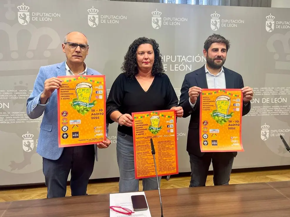 La diputada de Desarrollo Rural, Irene Gonz&aacute;lez, el diputado de Derechos Sociales y Territorio Sostenible, Francisco Javier &Aacute;lvarez, y el alcalde de Carrizo de la Ribera, Alfonso Garc&iacute;a, presentan el 'VIII Certamen de Cerveza Artesana L&uacute;pulo al Vaso'