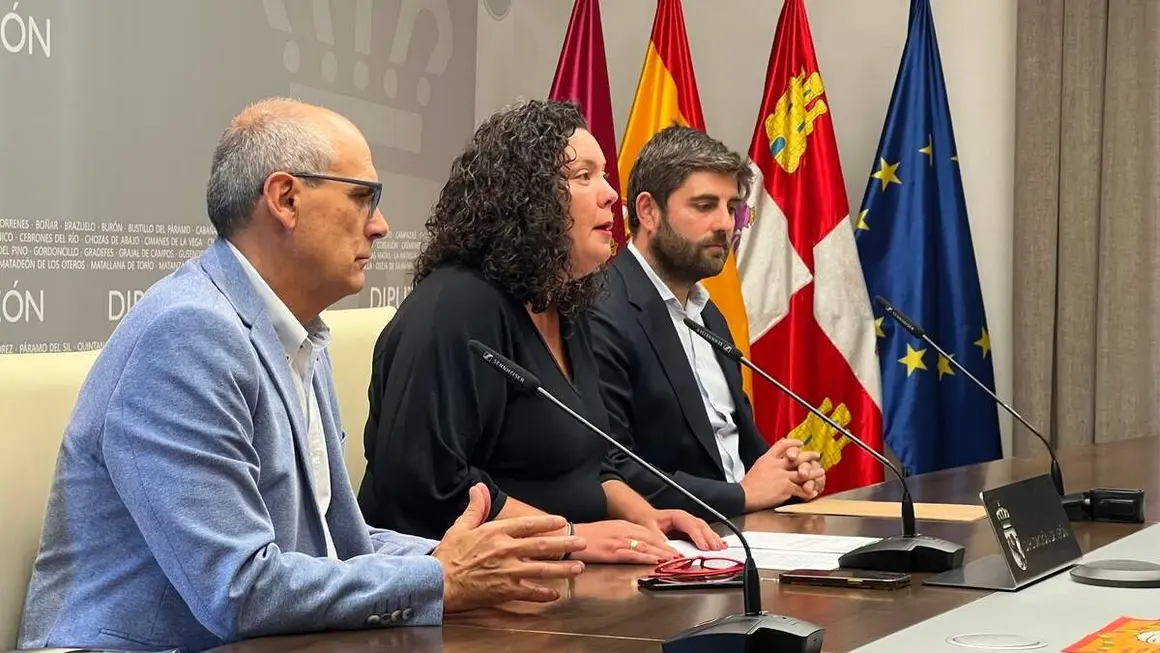La diputada de Desarrollo Rural, Irene Gonz&aacute;lez, el diputado de Derechos Sociales y Territorio Sostenible, Francisco Javier &Aacute;lvarez, y el alcalde de Carrizo de la Ribera, Alfonso Garc&iacute;a, presentan el 'VIII Certamen de Cerveza Artesana L&uacute;pulo al Vaso'