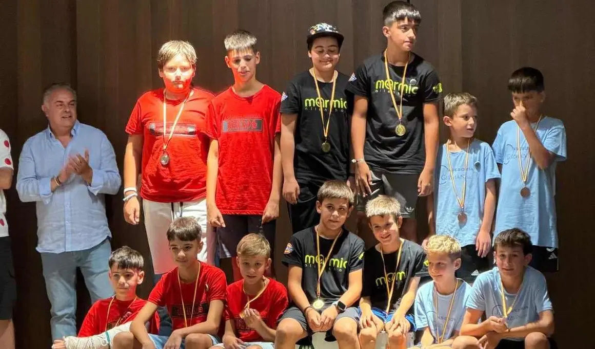 La XLIV Vuelta Chapista a Astorga ya tiene vencedor. Lucas Fern&aacute;ndez Buelga, representante del equipo Marmic, se hizo con la primera posici&oacute;n de una edici&oacute;n marcada por la competitividad y la participaci&oacute;n de numerosos deportistas.