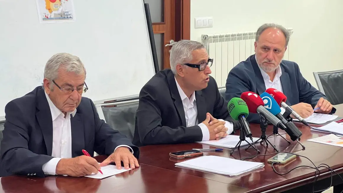 La plataforma ciudadana &lsquo;M&aacute;s Vuelos, m&aacute;s futuro para Le&oacute;n&rsquo; comparece en rueda de prensa con la intervenci&oacute;n de Javier Callado Cobo, &Aacute;lvaro Migu&eacute;lez Ferreras y Miguel &Aacute;ngel Dom&iacute;nguez. Foto: Peio Garc&iacute;a.