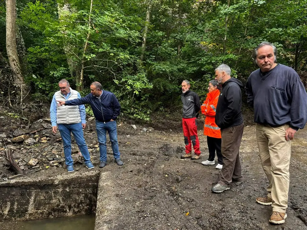 El presidente y el vicepresidente visitaron&nbsp;las obras de emergencia y reiteraron que el di&aacute;logo con Ponferrada "siempre est&aacute; abierto". Foto: Diputaci&oacute;n.