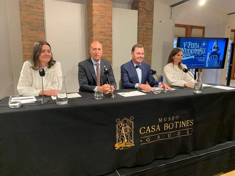 Jos&eacute; Mar&iacute;a Viejo (Fundos) y el alcalde de Le&oacute;n, Jos&eacute; Antonio Diez, junto a las jefas de Programas P&uacute;blicos y Producci&oacute;n y &Aacute;rea de Negocio, Tienda y Publicaciones de Fundos, Marta Sabugo y Andrea M&eacute;ndez, este viernes en la presentaci&oacute;n de la Feria Modernista. Foto: A.F.R.