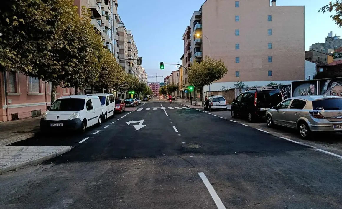 La avenida Mariano Andr&eacute;s de Le&oacute;n ha recuperado este lunes la normalidad en la circulaci&oacute;n. La Polic&iacute;a Local del Ayuntamiento de Le&oacute;n ha informado de la apertura al tr&aacute;fico del tramo situado entre las calles Guillermo Doncel y Pizarro, una vez concluidos los trabajos de pintura y los &uacute;ltimos remates de las obras ejecutadas en esta zona. Foto: M.A.G.