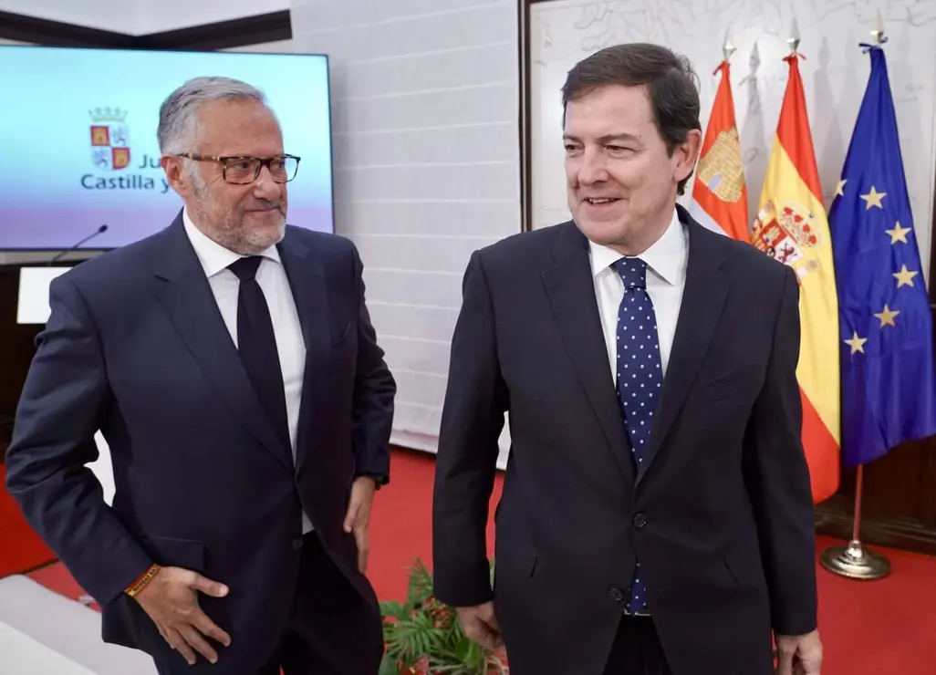 El presidente de la Junta, Alfonso Fern&aacute;ndez Ma&ntilde;ueco, acompa&ntilde;ado por el vicepresidente primero y consejero de Desregulaci&oacute;n, Familia y Ayudas Sociales, Carlos Poll&aacute;n, presenta las principales novedades de la Ley de Medidas Tributarias, Financieras y Administrativas para 2027. Fotos: Miriam Chac&oacute;n.