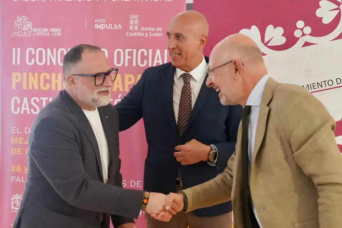 El alcalde de Le&oacute;n, Jos&eacute; Antonio Diez, junto al director general de Turismo de Castilla y Le&oacute;n, Ignacio Sicilia Dom&eacute;nech; el presidente de HosturCyL, Jaime Fern&aacute;ndez Lafuente; y el presidente de Hosteler&iacute;a de Le&oacute;n, &Oacute;scar Garc&iacute;a, presentan el II Concurso de Pinchos y Tapas de Castilla y Le&oacute;n. Foto: Campillo.