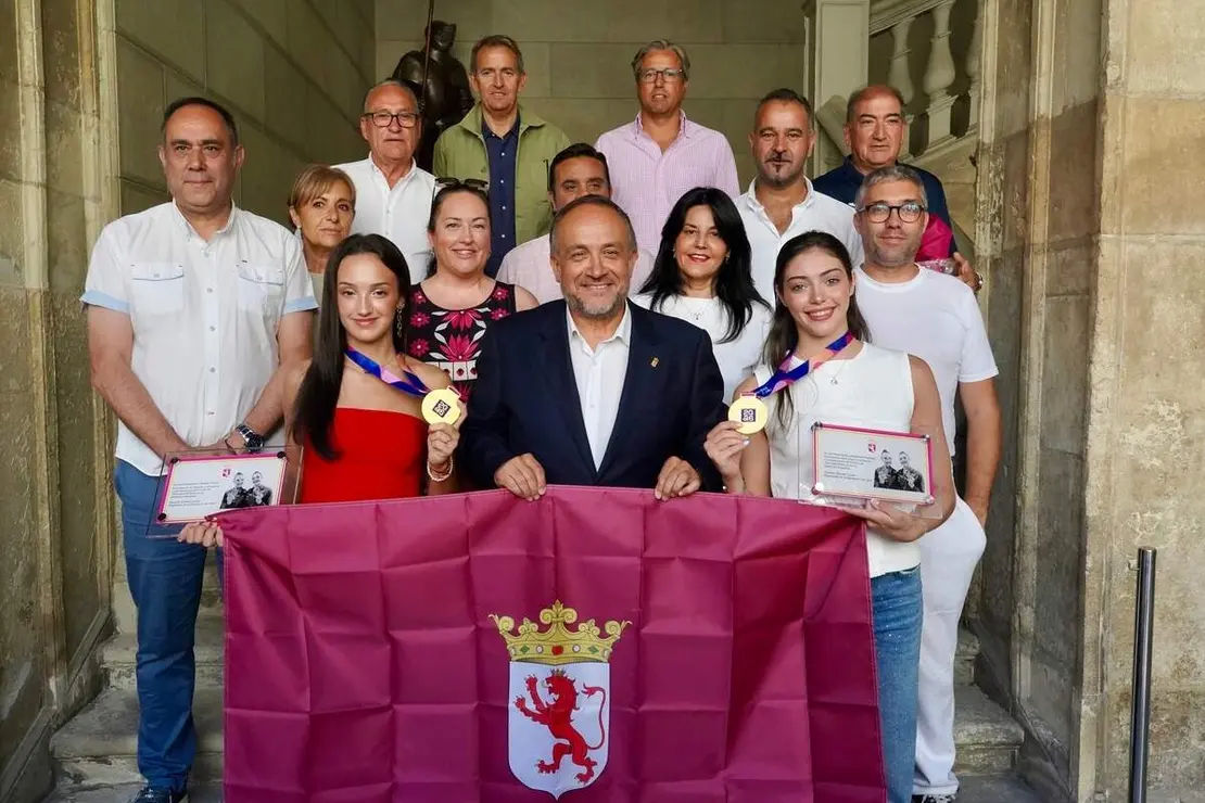 El presidente de la Diputaci&oacute;n, Gerardo &Aacute;lvarez Courel, recibe a las gimnastas Andrea Fern&aacute;ndez y Andrea Corral