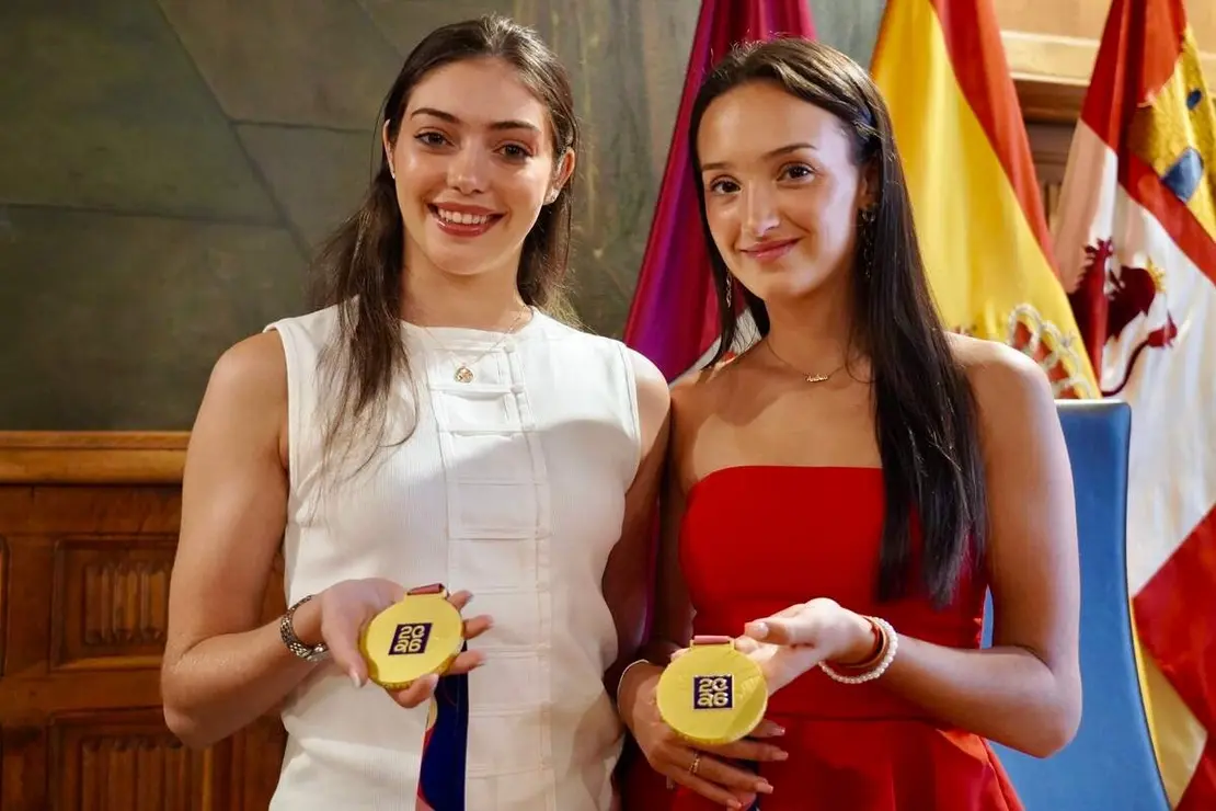 El presidente de la Diputaci&oacute;n, Gerardo &Aacute;lvarez Courel, recibe a las gimnastas Andrea Fern&aacute;ndez y Andrea Corral