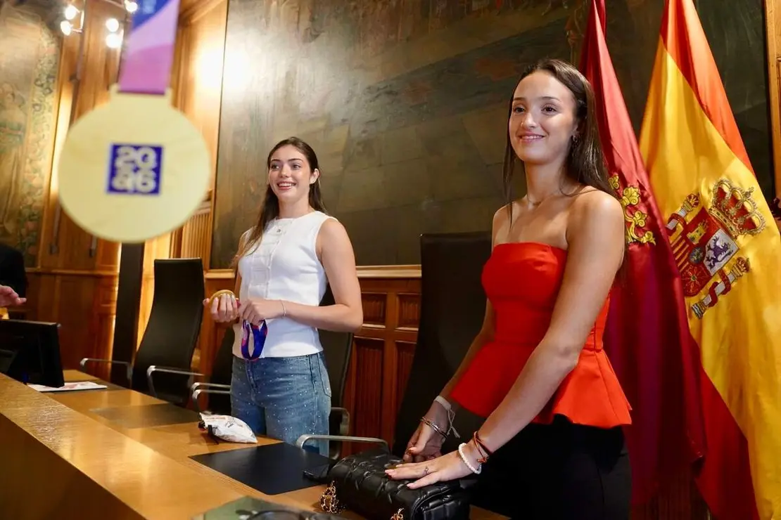 El presidente de la Diputaci&oacute;n, Gerardo &Aacute;lvarez Courel, recibe a las gimnastas Andrea Fern&aacute;ndez y Andrea Corral