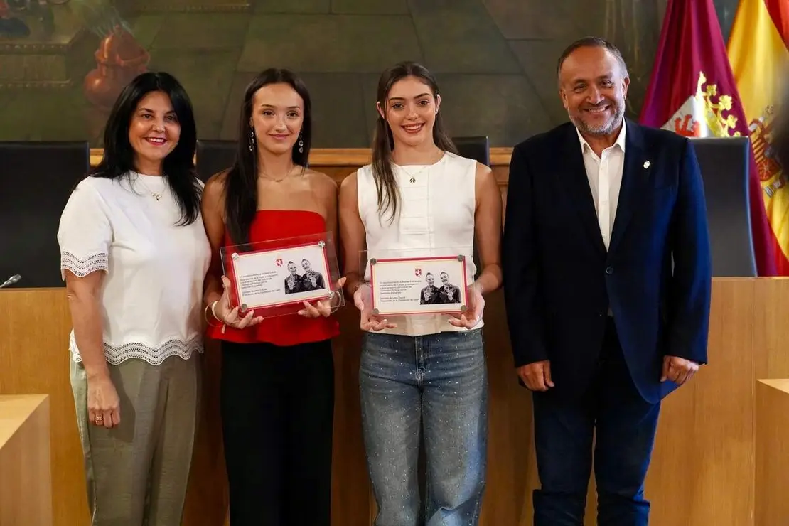 El presidente de la Diputaci&oacute;n, Gerardo &Aacute;lvarez Courel, recibe a las gimnastas Andrea Fern&aacute;ndez y Andrea Corral