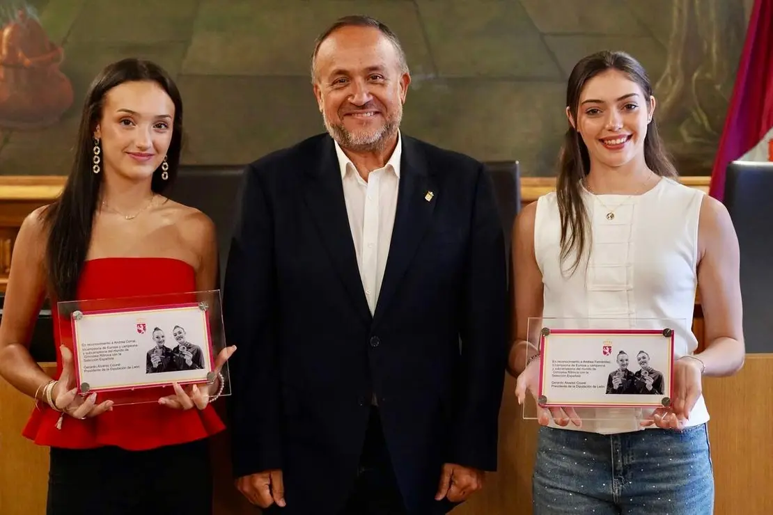 El presidente de la Diputaci&oacute;n, Gerardo &Aacute;lvarez Courel, recibe a las gimnastas Andrea Fern&aacute;ndez y Andrea Corral