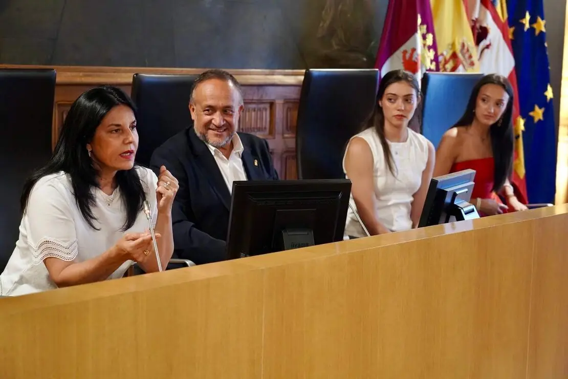 El presidente de la Diputaci&oacute;n, Gerardo &Aacute;lvarez Courel, recibe a las gimnastas Andrea Fern&aacute;ndez y Andrea Corral
