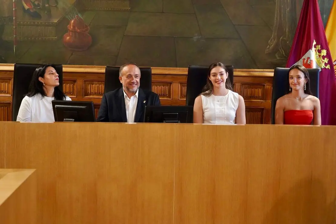 El presidente de la Diputaci&oacute;n, Gerardo &Aacute;lvarez Courel, recibe a las gimnastas Andrea Fern&aacute;ndez y Andrea Corral