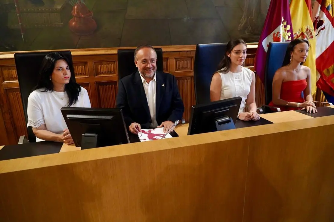 El presidente de la Diputaci&oacute;n, Gerardo &Aacute;lvarez Courel, recibe a las gimnastas Andrea Fern&aacute;ndez y Andrea Corral