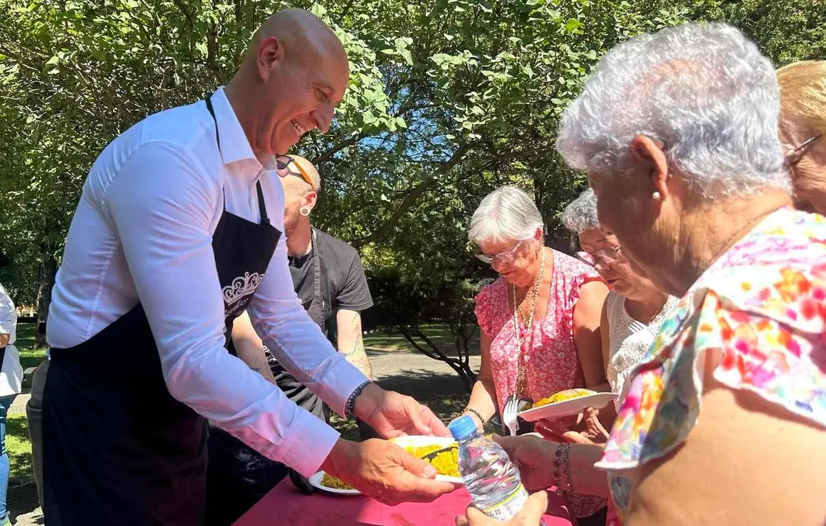 La Asociaci&oacute;n Vecinal &lsquo;Quevedo&rsquo; celebr&oacute; este mi&eacute;rcoles una jornada de convivencia en el parque de Quevedo, una cita que reuni&oacute; a vecinos del entorno en un ambiente festivo y que cont&oacute; tambi&eacute;n con la participaci&oacute;n del alcalde de Le&oacute;n, Jos&eacute; Antonio Diez.