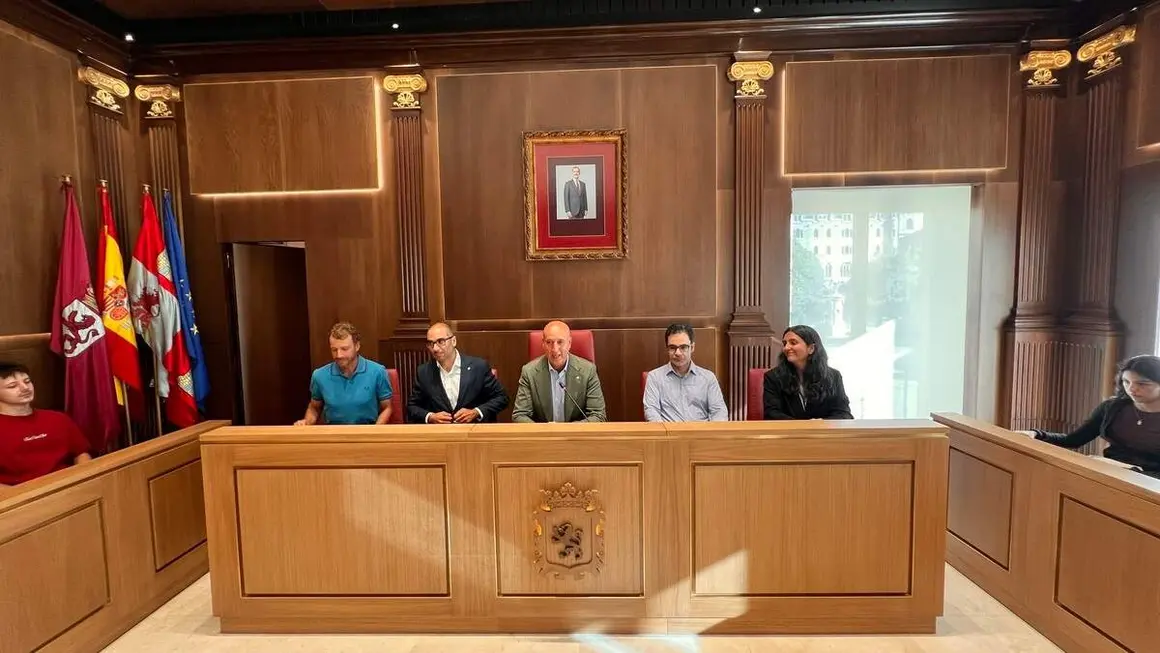 El alcalde de Le&oacute;n, Jos&eacute; Antonio Diez, recibe a los estudiantes internaciones de la Universidad de Le&oacute;n
