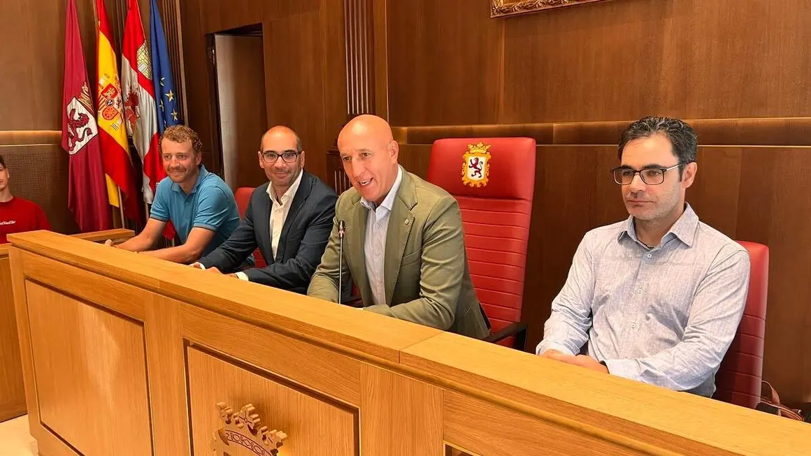 El alcalde de Le&oacute;n, Jos&eacute; Antonio Diez, recibe a los estudiantes internaciones de la Universidad de Le&oacute;n