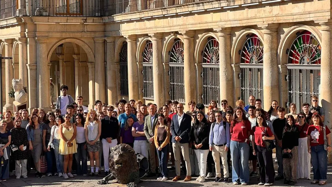 El alcalde de Le&oacute;n, Jos&eacute; Antonio Diez, recibe a los estudiantes internaciones de la Universidad de Le&oacute;n