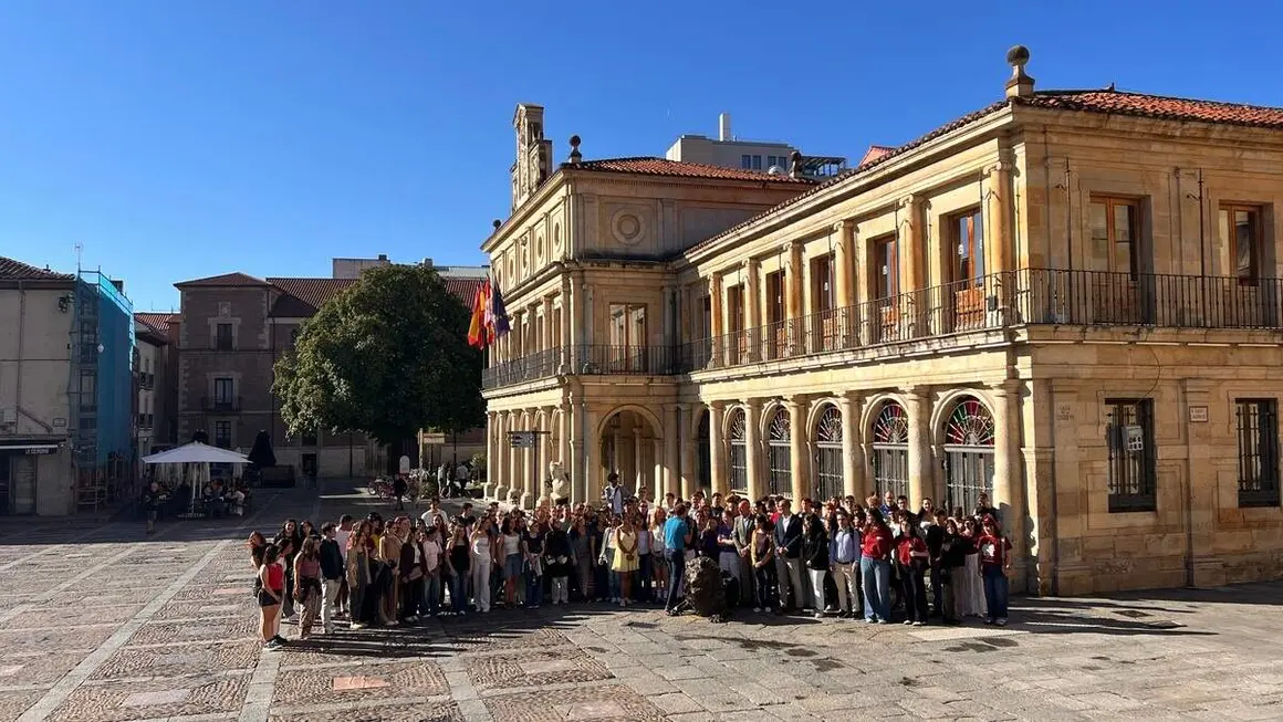 El alcalde de Le&oacute;n, Jos&eacute; Antonio Diez, recibe a los estudiantes internaciones de la Universidad de Le&oacute;n