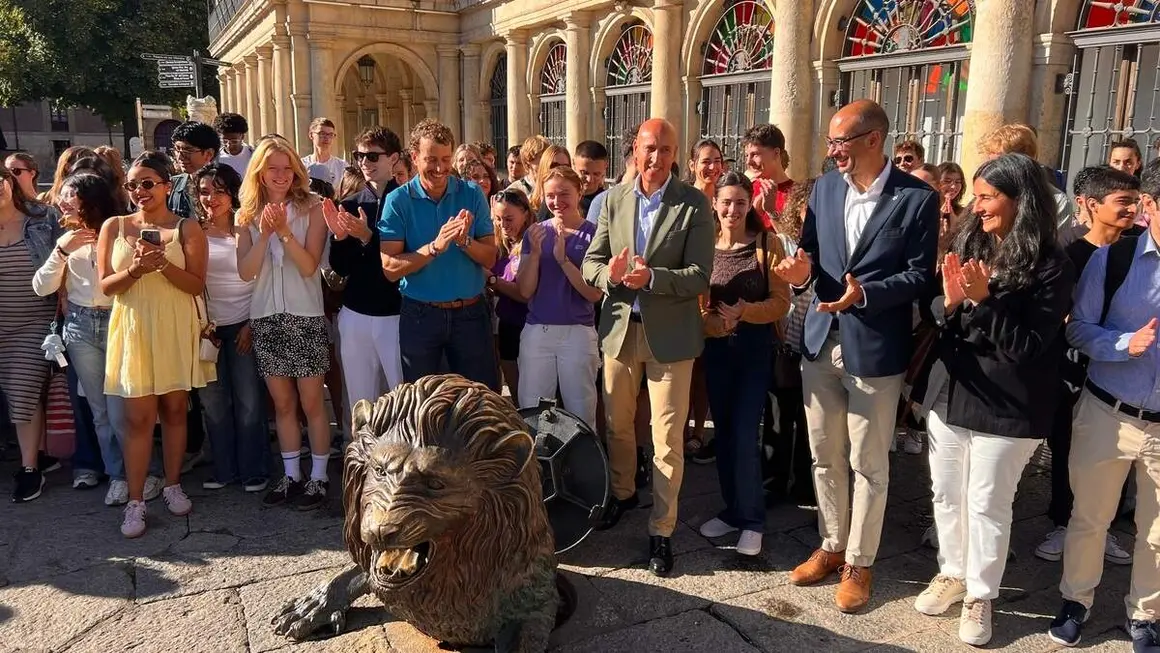 El alcalde de Le&oacute;n, Jos&eacute; Antonio Diez, recibe a los estudiantes internaciones de la Universidad de Le&oacute;n