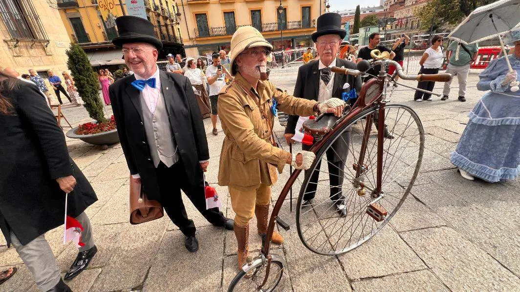 Le&oacute;n se viste de modernismo para viajar al esplendor urbano del siglo XIX. La V Feria Modernista transforma durante todo el fin de semana el entorno de Casa Botines con recreaciones, m&uacute;sica, talleres y ambiente de &eacute;poca. Foto: Peio Garc&iacute;a
