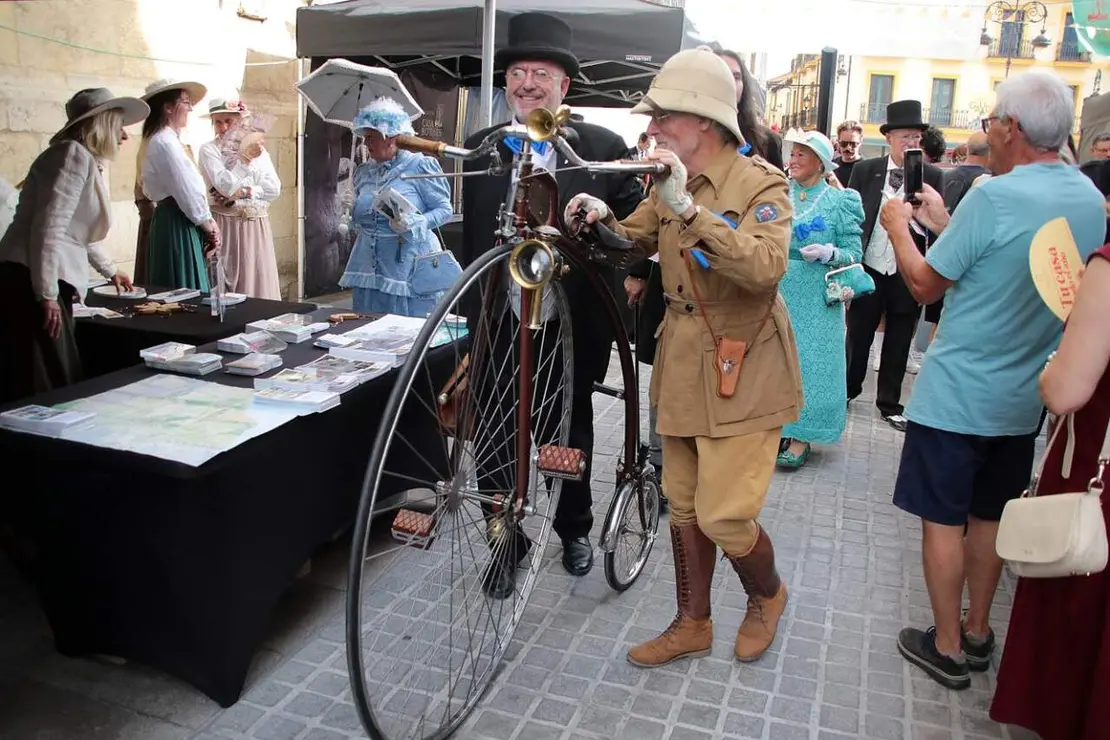 Le&oacute;n se viste de modernismo para viajar al esplendor urbano del siglo XIX. La V Feria Modernista transforma durante todo el fin de semana el entorno de Casa Botines con recreaciones, m&uacute;sica, talleres y ambiente de &eacute;poca. Foto: Peio Garc&iacute;a
