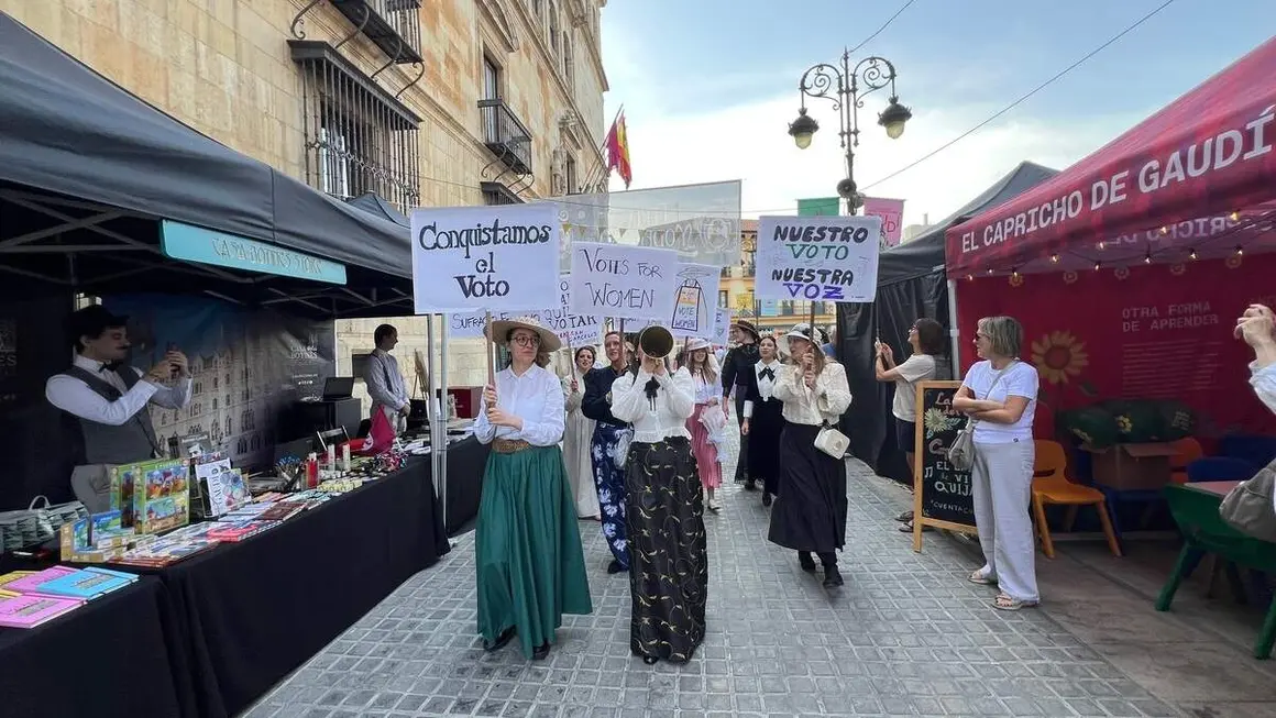 Recreaci&oacute;n de una manifestaci&oacute;n para reclamar el voto femenino dentro del programa de actividades de la V Feria Modernista de Le&oacute;n