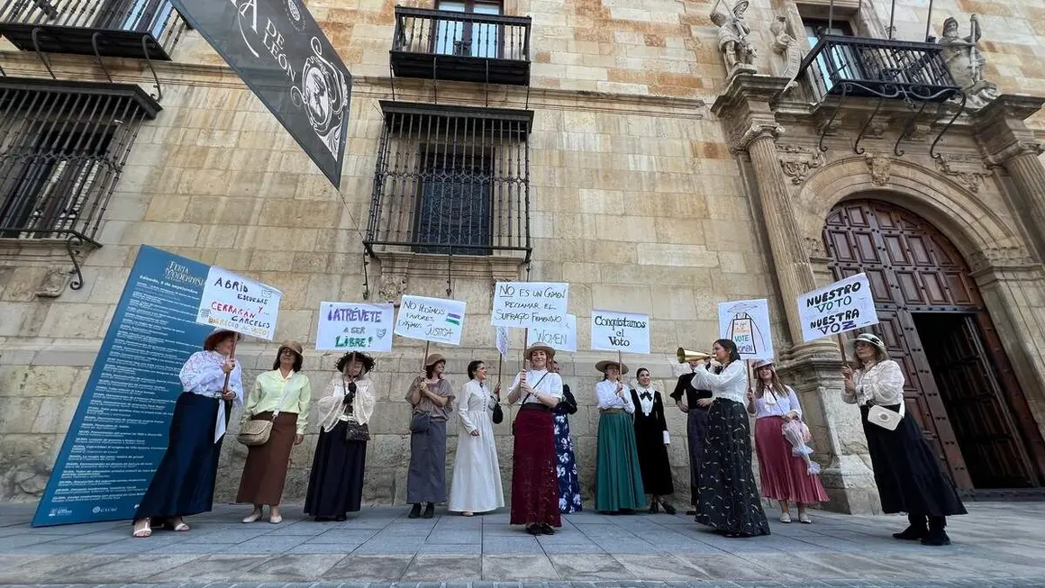 Recreaci&oacute;n de una manifestaci&oacute;n para reclamar el voto femenino dentro del programa de actividades de la V Feria Modernista de Le&oacute;n