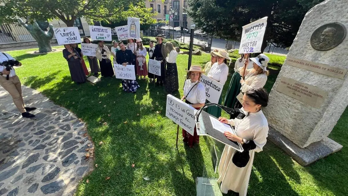 Recreaci&oacute;n de una manifestaci&oacute;n para reclamar el voto femenino dentro del programa de actividades de la V Feria Modernista de Le&oacute;n