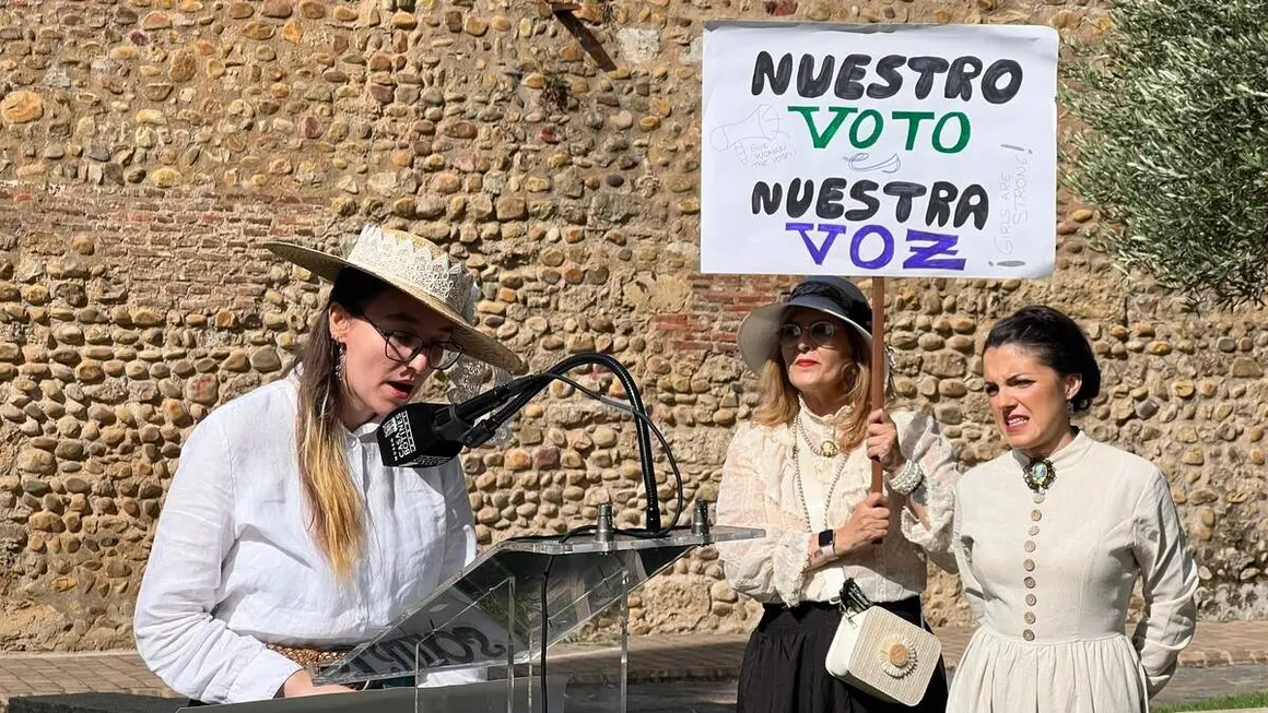 Recreaci&oacute;n de una manifestaci&oacute;n para reclamar el voto femenino dentro del programa de actividades de la V Feria Modernista de Le&oacute;n