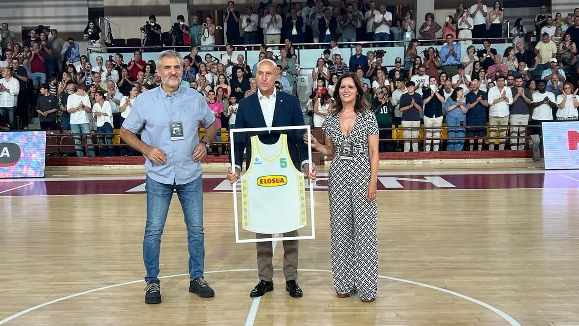 El Real Madrid de baloncesto y el Baskonia se enfrentan en el I Memorial Urbano Gonz&aacute;lez en Le&oacute;n