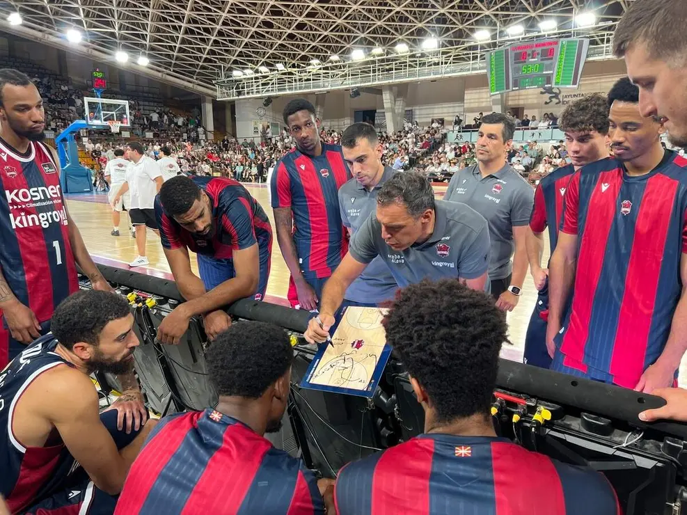El Real Madrid de baloncesto y el Baskonia se enfrentan en el I Memorial Urbano Gonz&aacute;lez en Le&oacute;n