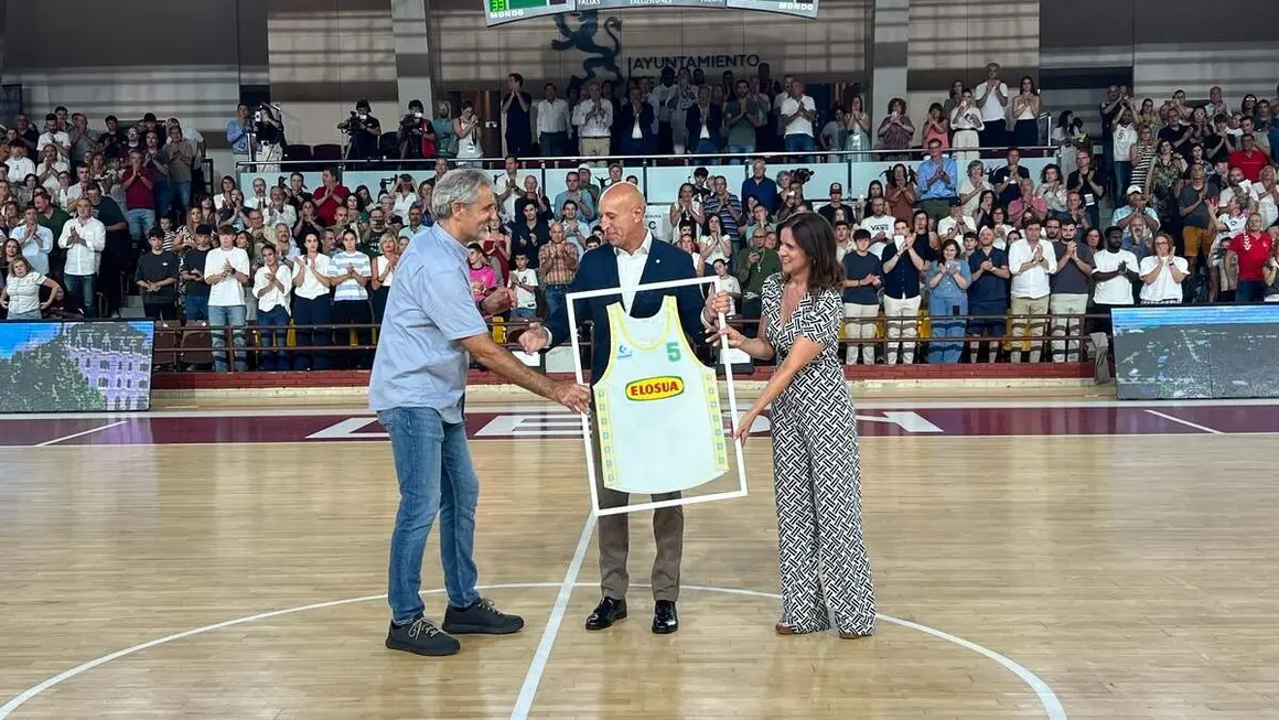 El Real Madrid de baloncesto y el Baskonia se enfrentan en el I Memorial Urbano Gonz&aacute;lez en Le&oacute;n