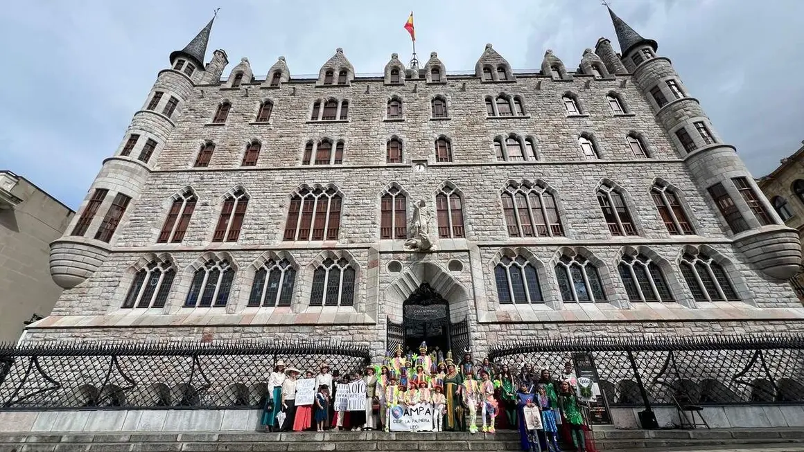 Estudiantes, familias y docentes de las asociaciones de madres y padres de alumnos de los centros educativos Palomera, Anejas y Quevedo desfilan ataviados con vestimentas de &eacute;poca y creaciones inspiradas en Gaud&iacute;, dentro de la V Feria Modernista de Le&oacute;n