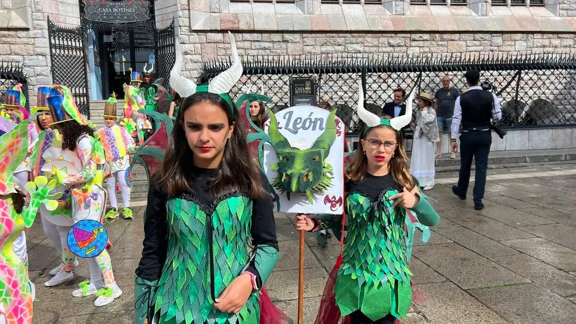 Estudiantes, familias y docentes de las asociaciones de madres y padres de alumnos de los centros educativos Palomera, Anejas y Quevedo desfilan ataviados con vestimentas de &eacute;poca y creaciones inspiradas en Gaud&iacute;, dentro de la V Feria Modernista de Le&oacute;n