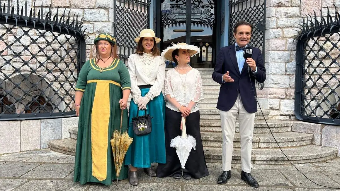 Estudiantes, familias y docentes de las asociaciones de madres y padres de alumnos de los centros educativos Palomera, Anejas y Quevedo desfilan ataviados con vestimentas de &eacute;poca y creaciones inspiradas en Gaud&iacute;, dentro de la V Feria Modernista de Le&oacute;n