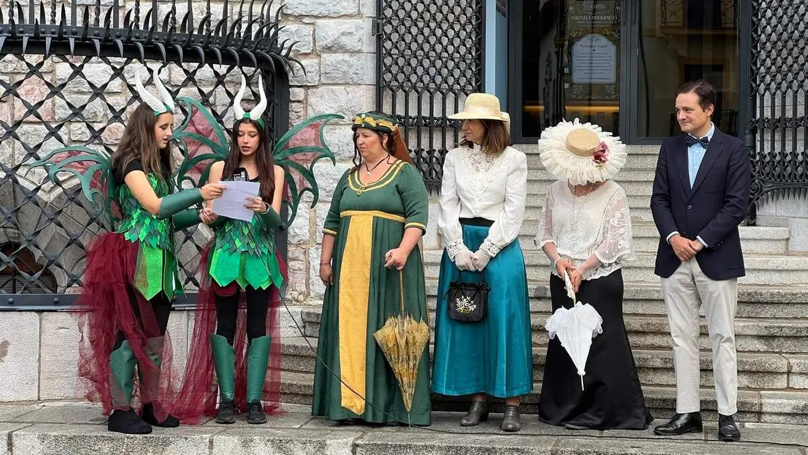 Estudiantes, familias y docentes de las asociaciones de madres y padres de alumnos de los centros educativos Palomera, Anejas y Quevedo desfilan ataviados con vestimentas de &eacute;poca y creaciones inspiradas en Gaud&iacute;, dentro de la V Feria Modernista de Le&oacute;n