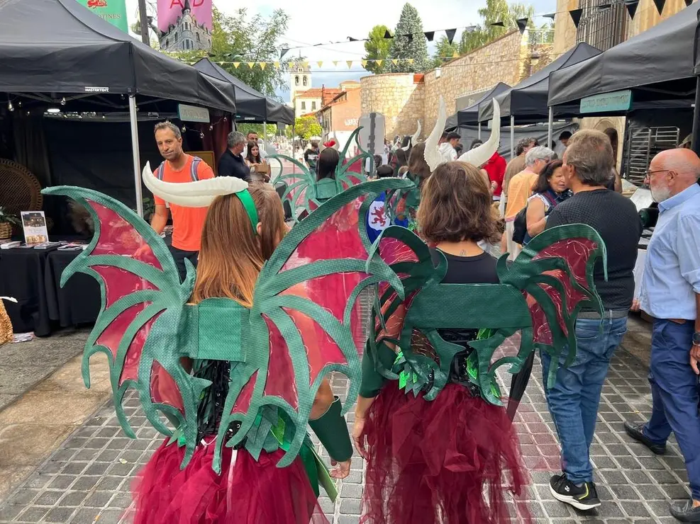 Estudiantes, familias y docentes de las asociaciones de madres y padres de alumnos de los centros educativos Palomera, Anejas y Quevedo desfilan ataviados con vestimentas de &eacute;poca y creaciones inspiradas en Gaud&iacute;, dentro de la V Feria Modernista de Le&oacute;n