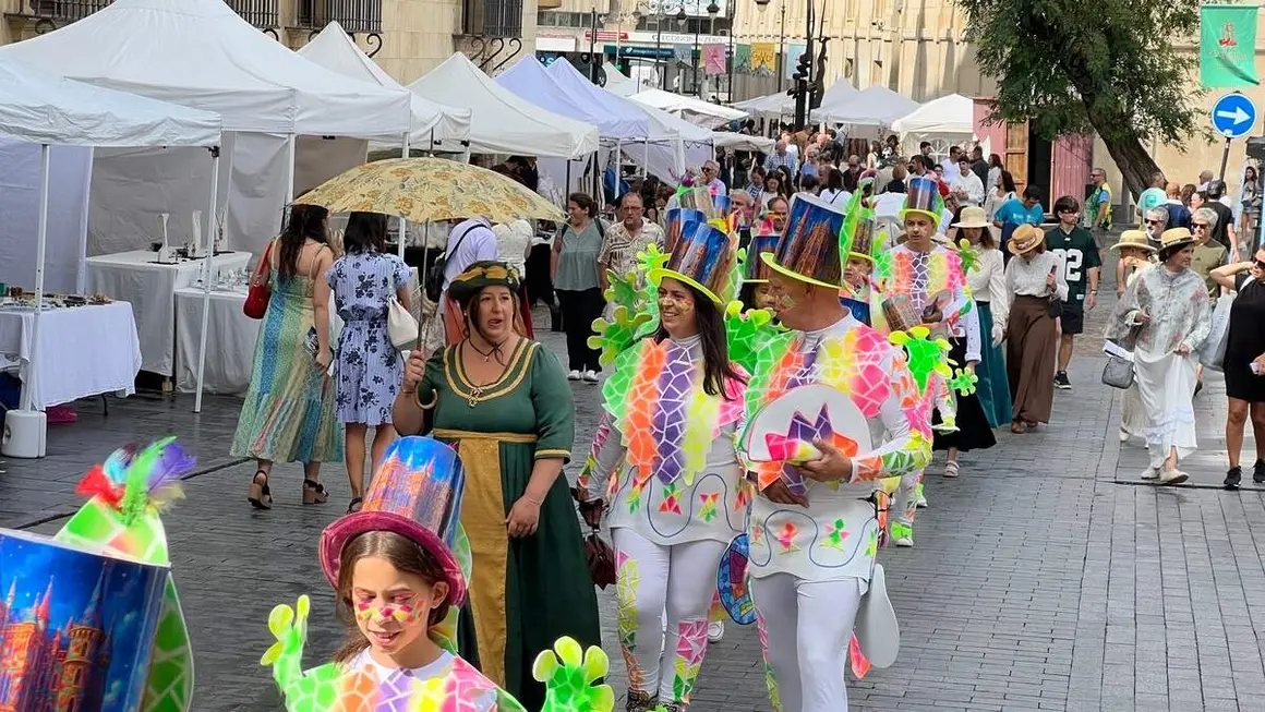 Estudiantes, familias y docentes de las asociaciones de madres y padres de alumnos de los centros educativos Palomera, Anejas y Quevedo desfilan ataviados con vestimentas de &eacute;poca y creaciones inspiradas en Gaud&iacute;, dentro de la V Feria Modernista de Le&oacute;n