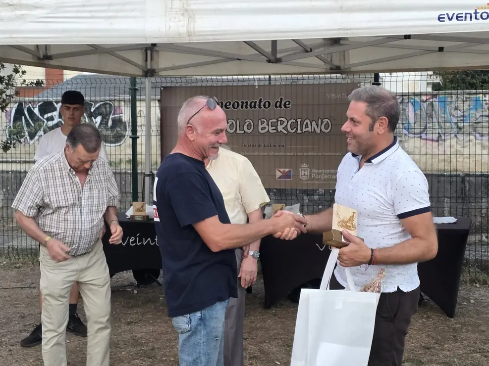 El Bolo Berciano re&uacute;ne a 120 participantes en su tercera edici&oacute;n. El campeonato consolida su crecimiento con un r&eacute;cord de participaci&oacute;n y diez ni&ntilde;os inscritos, mientras la modalidad Valle del Oza se disputar&aacute; el mi&eacute;rcoles.