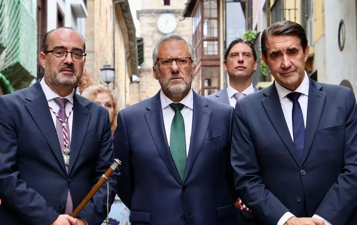 Ponferrada celebra el acto institucional con motivo de la festividad de la Virgen de la Encina y la conmemoraci&oacute;n del LXVIII Aniversario del D&iacute;a de El Bierzo, en el que participan diversas autoridades, entre las que se encuentran el vicepresidente primero y consejero de Desregulaci&oacute;n, Familia y Ayudas Sociales, Carlos Poll&aacute;n, y el consejero de Industria, Universidades, Empleo y Comercio, Juan Carlos Su&aacute;rez-Qui&ntilde;ones