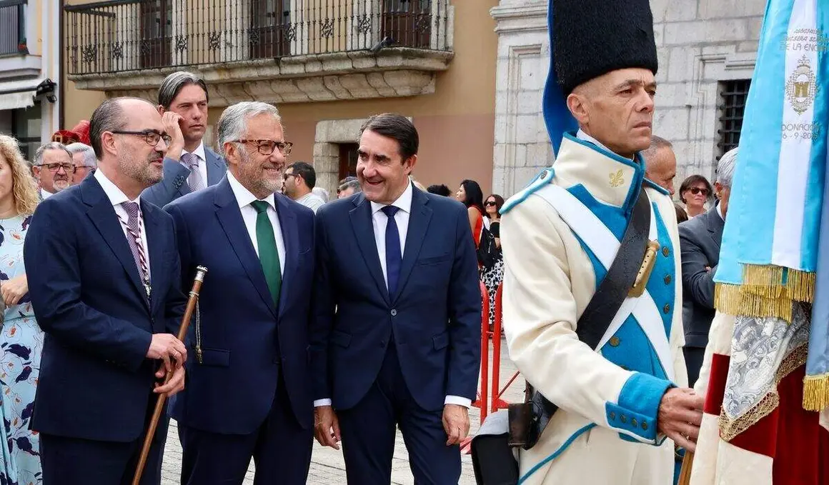Ponferrada celebra el acto institucional con motivo de la festividad de la Virgen de la Encina y la conmemoraci&oacute;n del LXVIII Aniversario del D&iacute;a de El Bierzo, en el que participan diversas autoridades, entre las que se encuentran el vicepresidente primero y consejero de Desregulaci&oacute;n, Familia y Ayudas Sociales, Carlos Poll&aacute;n, y el consejero de Industria, Universidades, Empleo y Comercio, Juan Carlos Su&aacute;rez-Qui&ntilde;ones